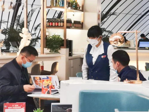 北京两场餐饮服务人员 挂牌 上岗